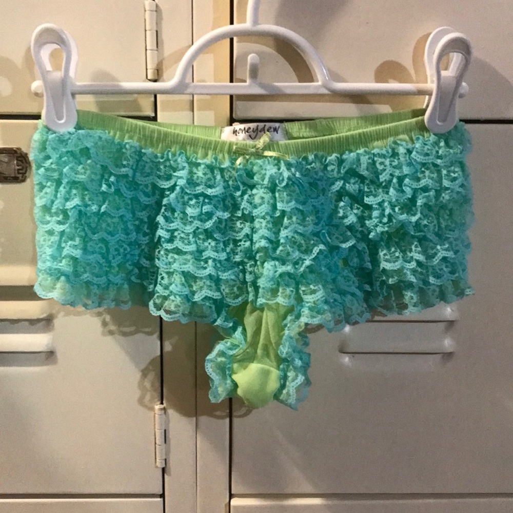 Honeydew lace ruffle panties, size Medium. NWOT